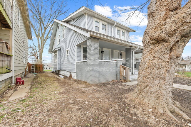 Building Photo - 822 N Bradley Ave