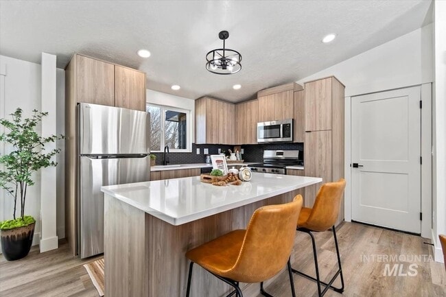 Building Photo - 384 London St