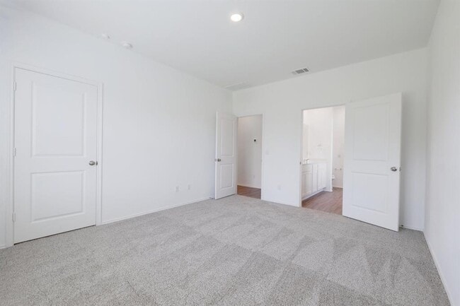 Building Photo - 323 Mineral Springs Dr