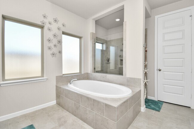 Building Photo - 5043 Morrison Dr