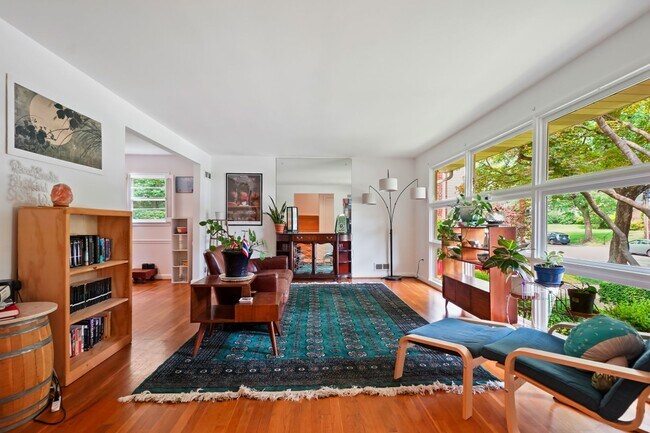 Building Photo - Spacious Split Level on Sundale Stone's Th...