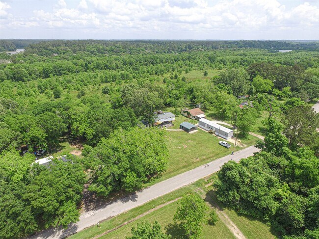 Building Photo - 613 River Rd