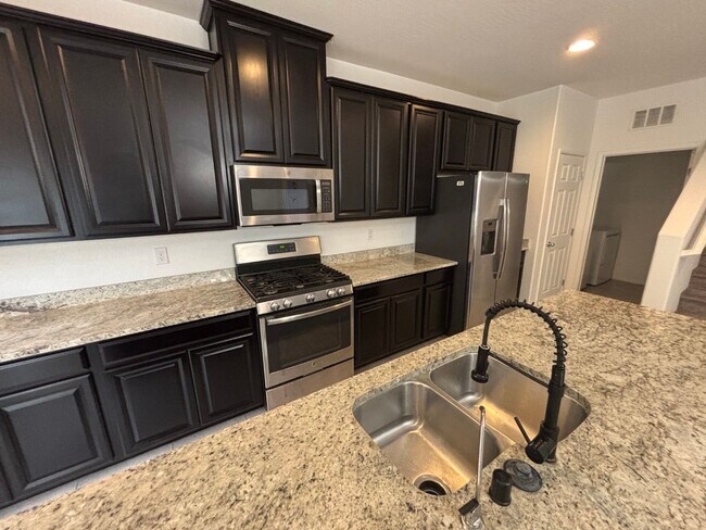Building Photo - Beautiful Gated 3-Bed, 2.5-Bath Townhome i...