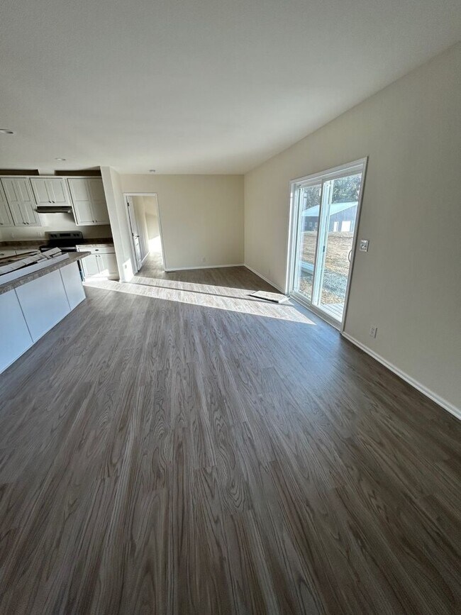 Building Photo - Large Spacious 5 Bedroom House with Fenced Yard