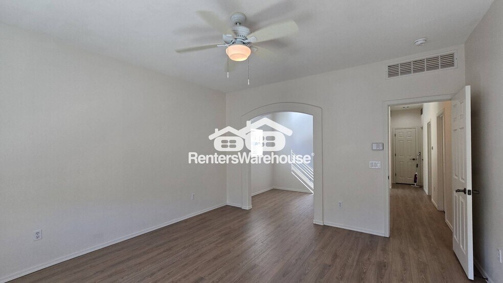 Building Photo - 1126 E Mt Shibell Dr