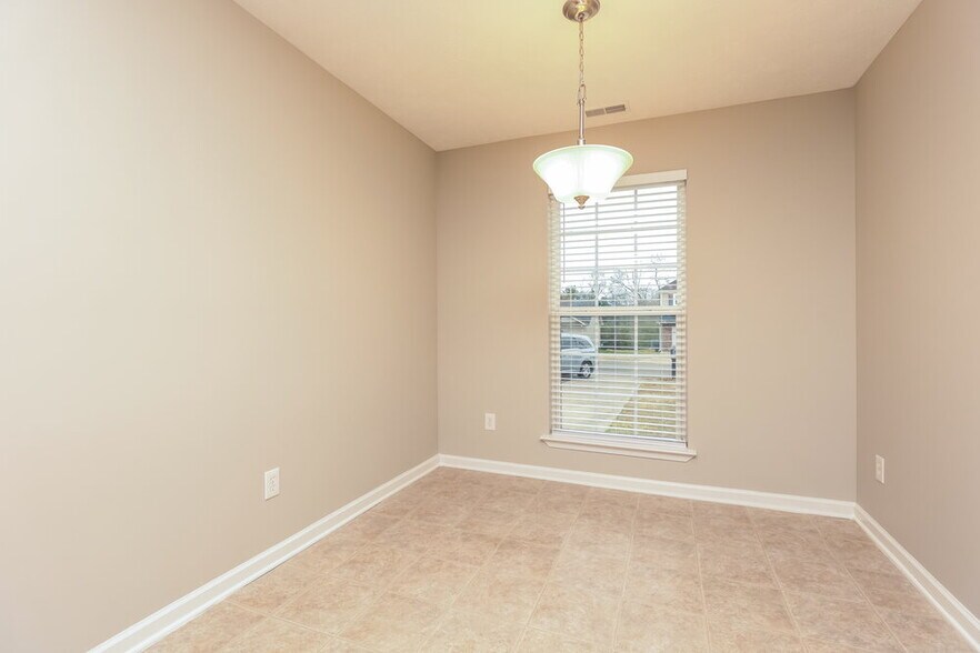 Building Photo - 718 Wildwood Dr