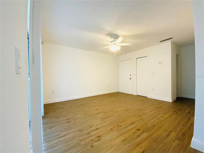 Building Photo - 305 Wellington Ct