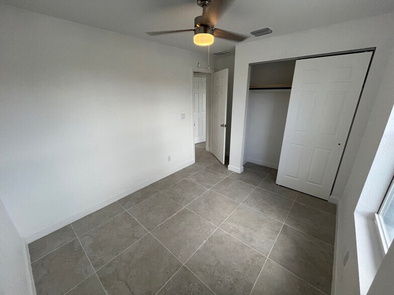 Building Photo - 957 Lewis Dr