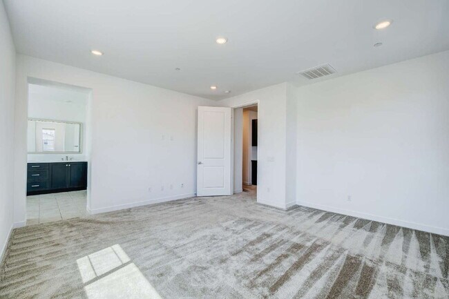 Building Photo - Luxury Living at The Farm