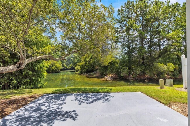 Building Photo - Better Than New 3 Bed/2 Bath Townhome in S...