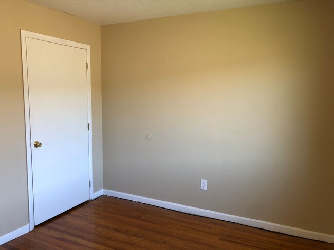 Building Photo - 2 BED 1.5 BATH CONDO IN WARRENSVILLE HEIGHTS!