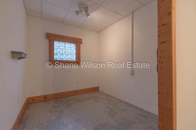 Building Photo - Commercial Property Ideal for Contractor t...