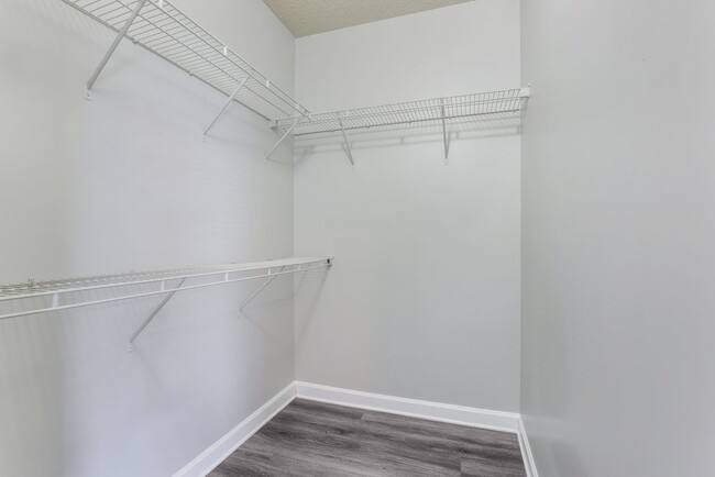 Building Photo - 2 Bedroom 2nd floor Castanza Available in ...