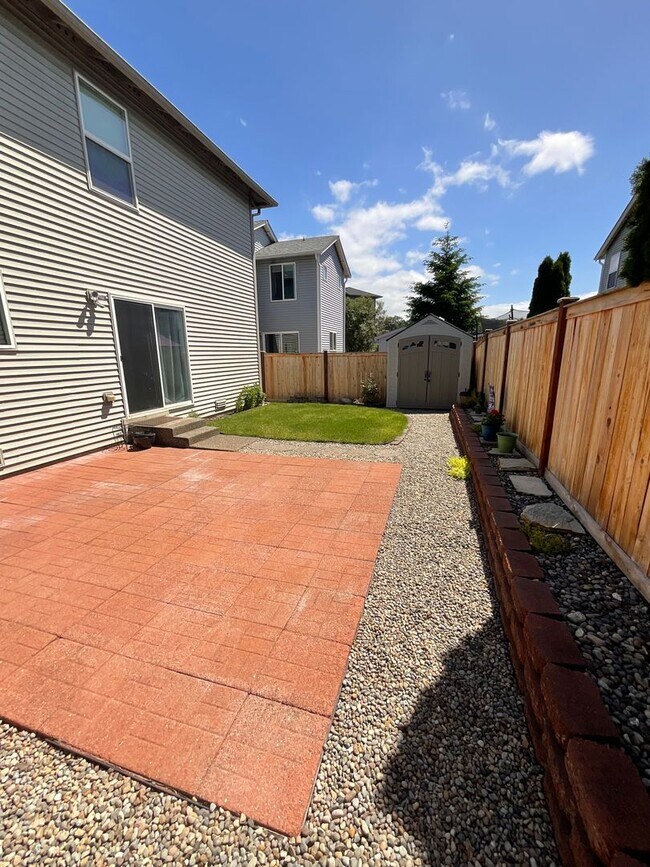 Building Photo - Just in Time for School!!! Beautifully Lan...