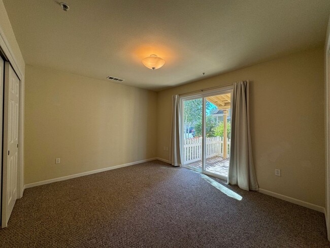 Building Photo - Newly available Stunning 2 Bedroom home fo...