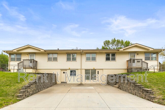 Building Photo - 3701 Saratoga St