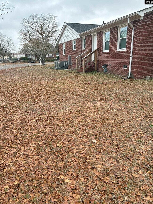 Building Photo - 617 Holland Cir