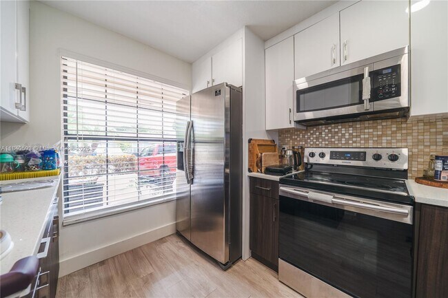 Building Photo - 5400 Lakewood Cir S