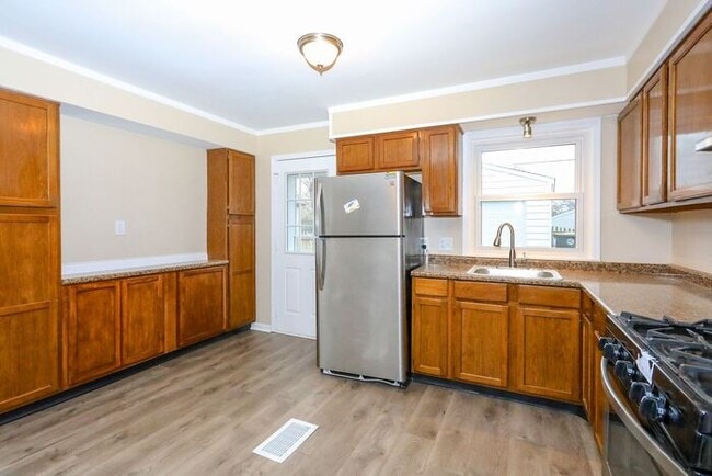 Building Photo - 2 Bedroom in Lawrence