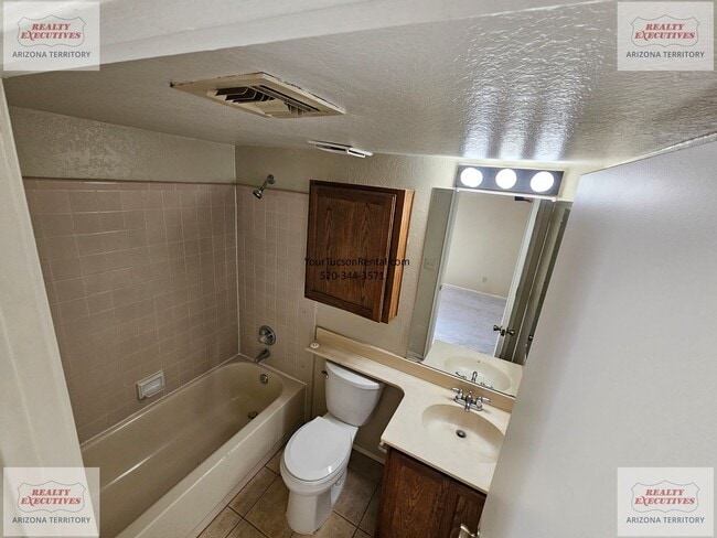 Building Photo - Los Reales & Cardinal area 2/2 with A/C & covered parking