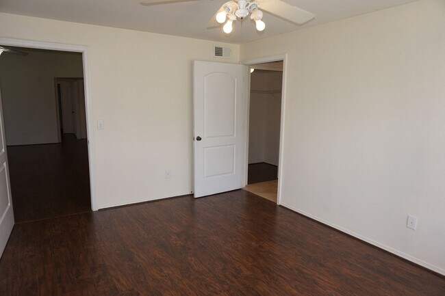 Building Photo - 400 Summit Ridge Pl