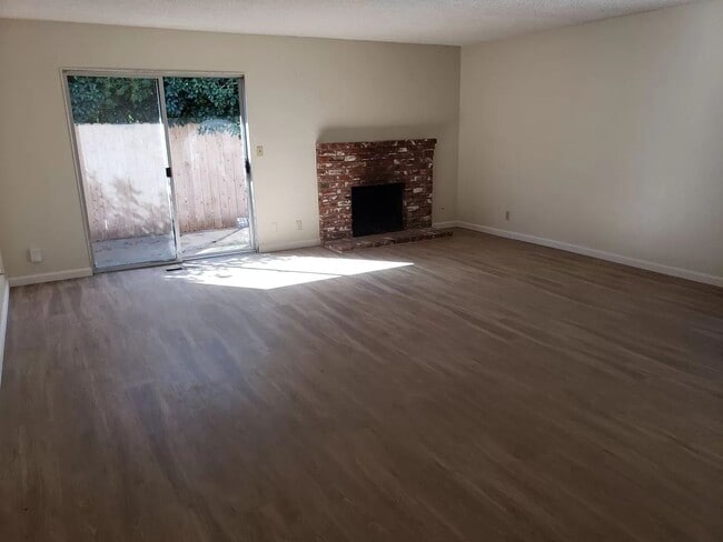 Building Photo - 1531-1533 Downing Avenue