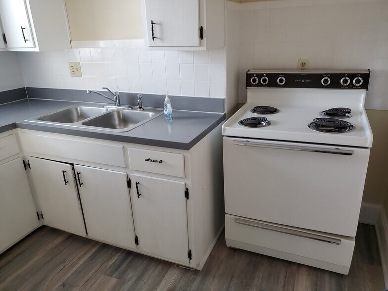 Kitchen - 216 NE Douglas St