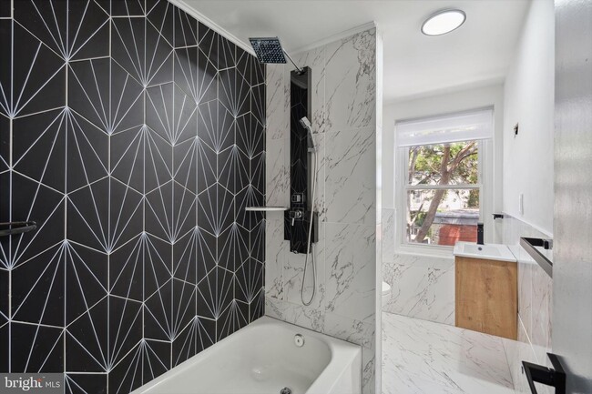 Building Photo - 7 E Oxford St