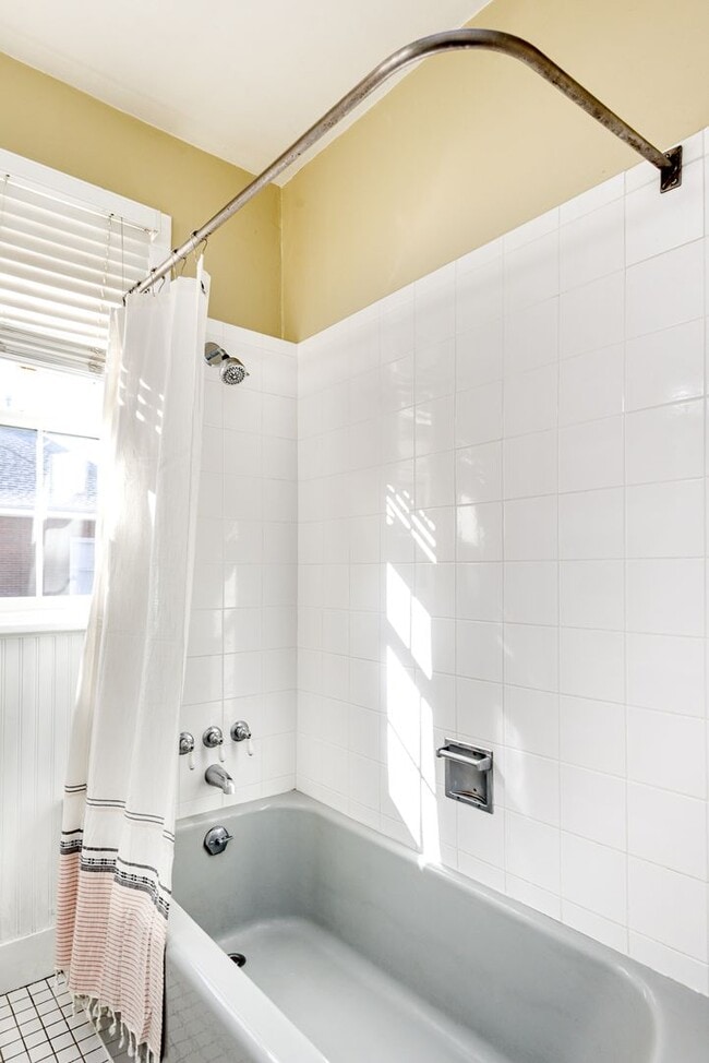 Building Photo - $0 DEPOSIT OPTION! TRADITIONAL BRICK HOME – 4 BED / 2 BATH IN WASH PARK