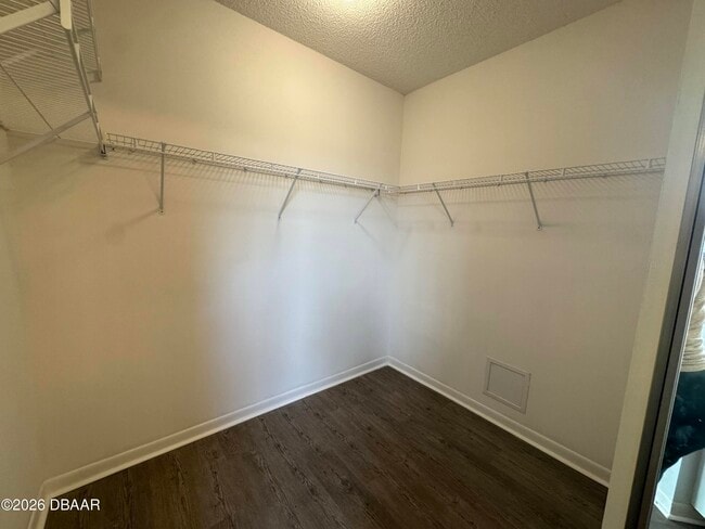 Building Photo - 1921 Sprucewood Way