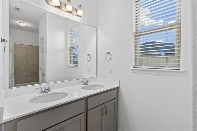 Building Photo - 348 Rend Dr