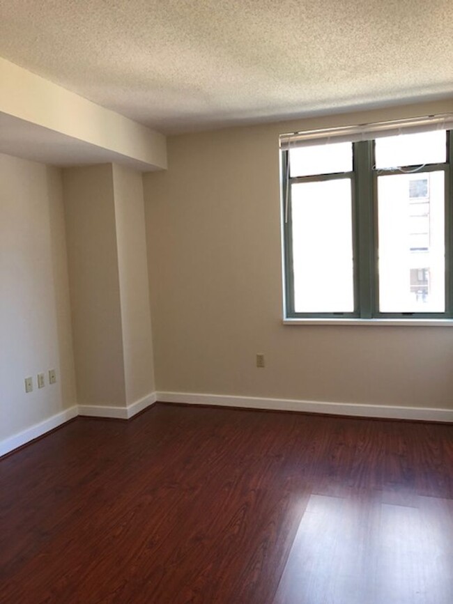 Building Photo - Bright & Spacious 2 Bed 2 Bath High-Rise C...