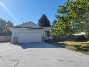 Building Photo - Beautiful 4-Bedroom Home In The South Hill...