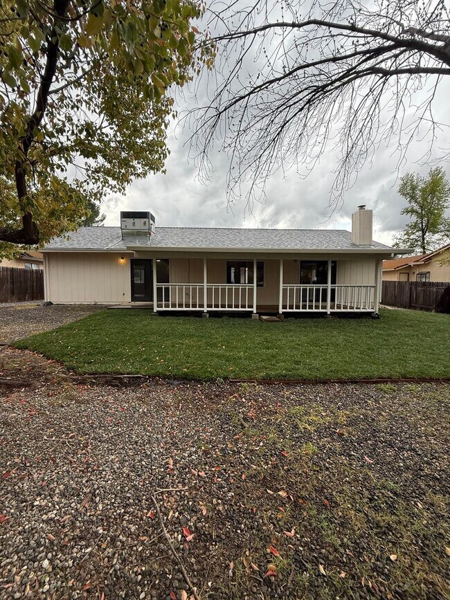 Building Photo - 3-bedroom, 2-bathroom home in great neighborhood!