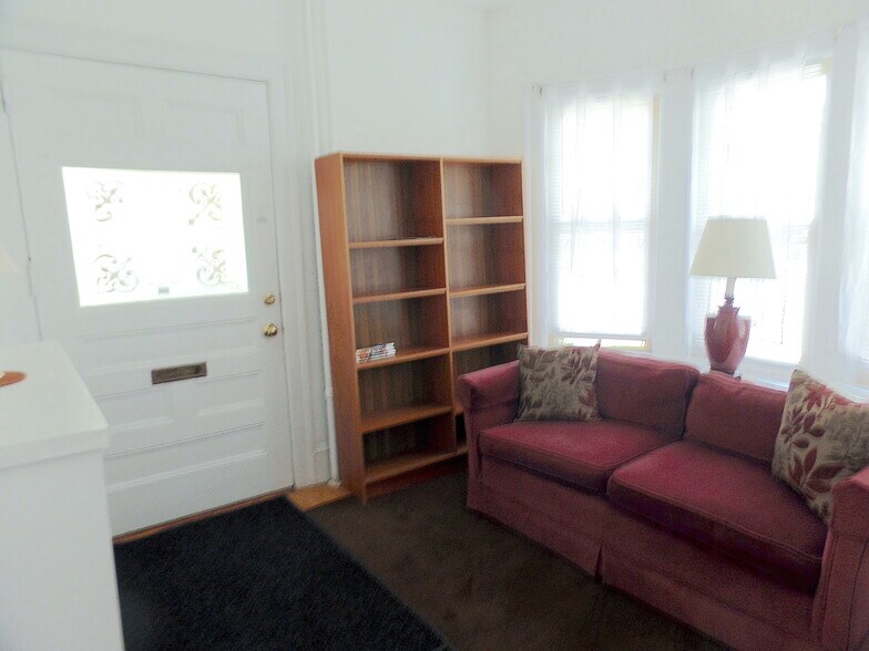 Front entrance reading area - 34 Capen St