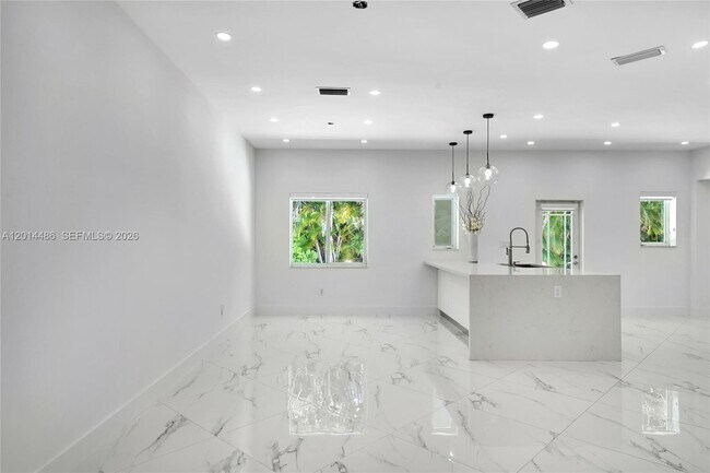 Building Photo - 711 Sunset Dr