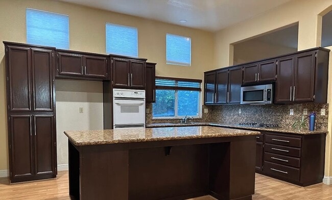 Building Photo - Adorable Home Available in Folsom!