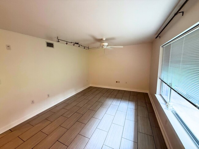 Building Photo - 2200 Dickson Dr