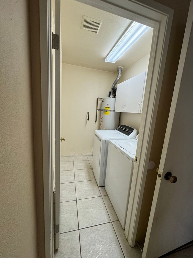 Building Photo - Rent a Beautiful Home Backing the Golf Cou...