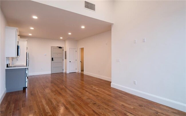 Building Photo - 15 Cranston Ave