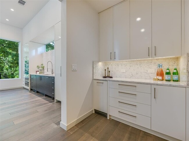 Building Photo - 1107 W 31st St