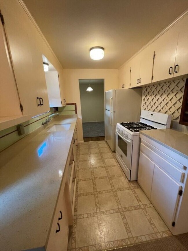 Building Photo - 3Bd/1.75Ba Shoreline House