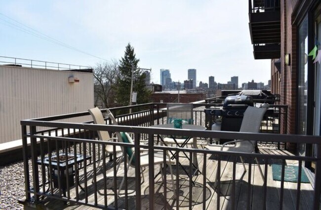 Building Photo - 1924 N Hubbard St