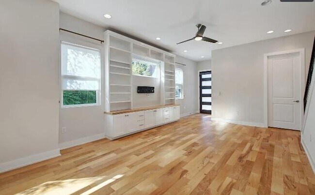 Building Photo - 1211 Cometa St