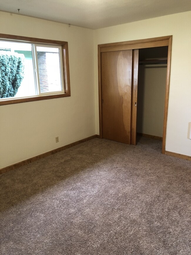 Building Photo - 800 NE 15th St