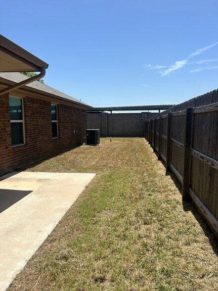 Building Photo - 4300 Hunters Place Dr