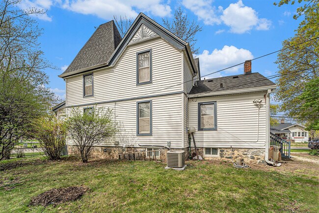 Building Photo - 218 Woodward St