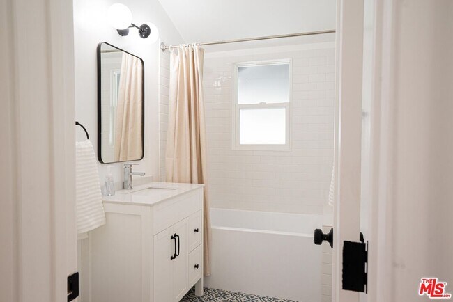 Building Photo - 15915 Wyandotte St