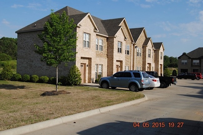 Building Photo - Savannah Hills