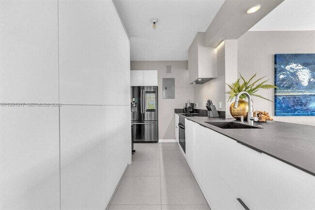 Building Photo - 1130 Venetian Way